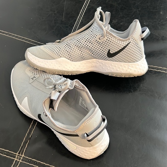 Nike Air Men’s 9.5  Silver and White - Picture 1 of 5